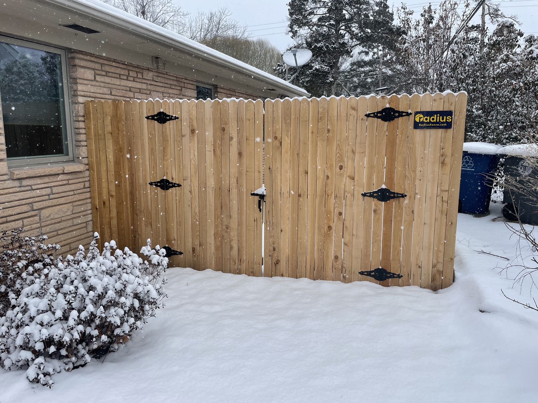 Wood Snowflakes! Low cost. High profit with low cost fence Picket build.  [Video]